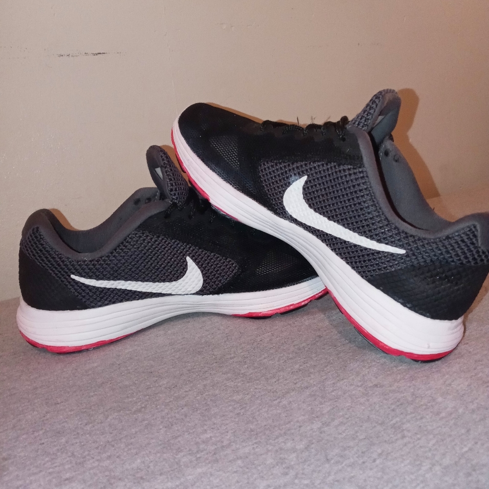 Used nikes, ok  condition, size 8, been cleaned